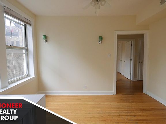 5th image of 556 W Aldine Ave