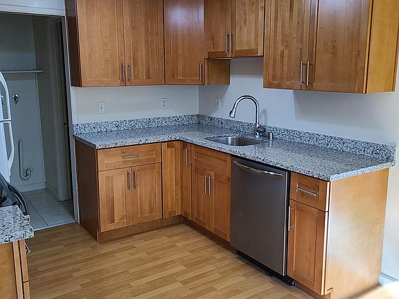 3rd image of 204 Arriba Dr #1