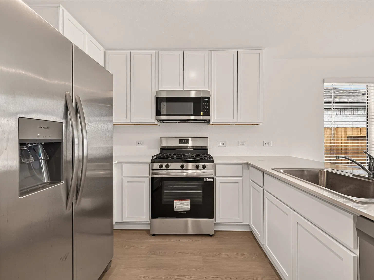 3 bed, 2.0 bath, 1084 sqft, $1,999 — Photo 3