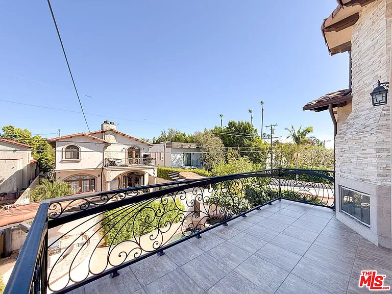 458 N Flores St — Photo 27