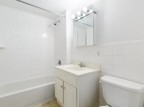 444 Manhattan Avenue image 2 of 7