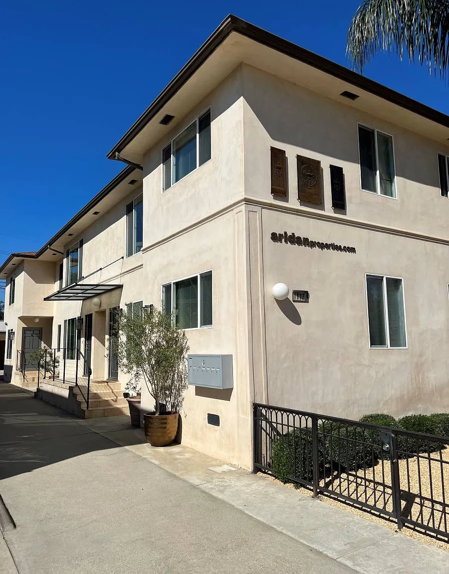 1117 S Cochran Ave in Los Angeles, CA 90019 — Photo 2