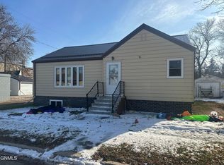209 5th Ave, Edgeley, ND 58433
