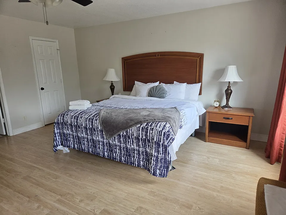 7601 Forest Vale