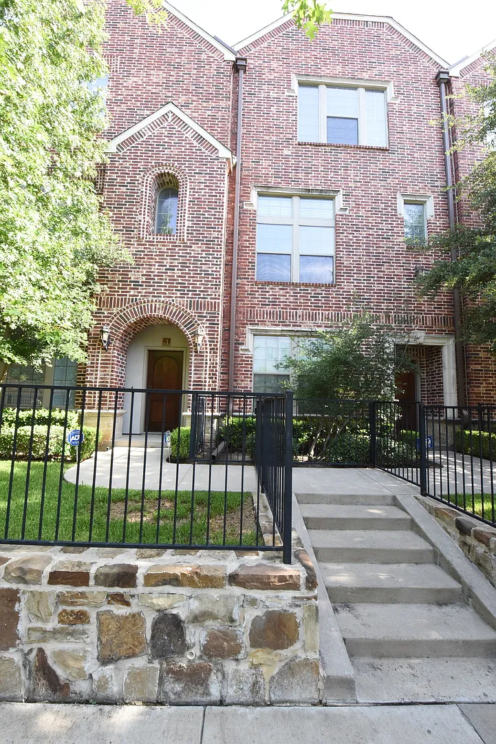 Beautiful 3-Story Lakewood Townhome! — Photo 1