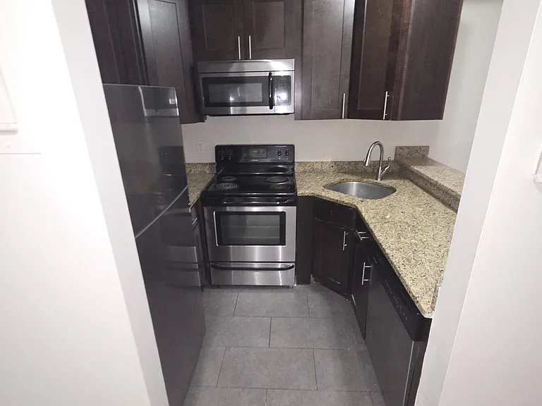242 5th St #2J — Photo 1