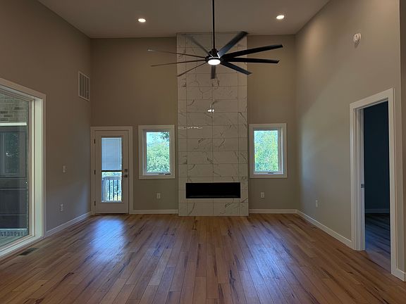 3rd image of 726 Lynnhaven Dr