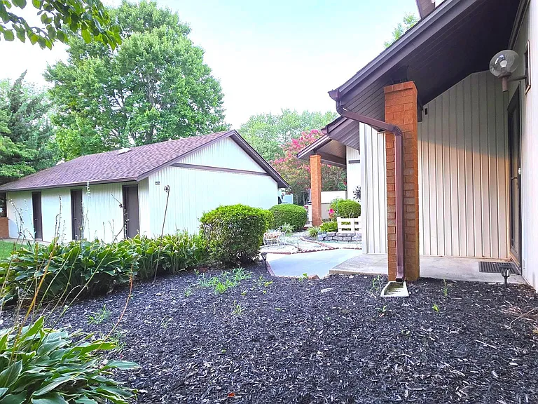 25 Village Dr — Photo 4