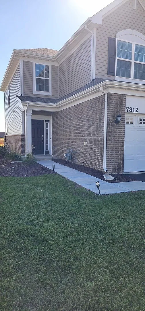 3 bed, 2.5 bath, 1760 sqft, $2,700 — Photo 2