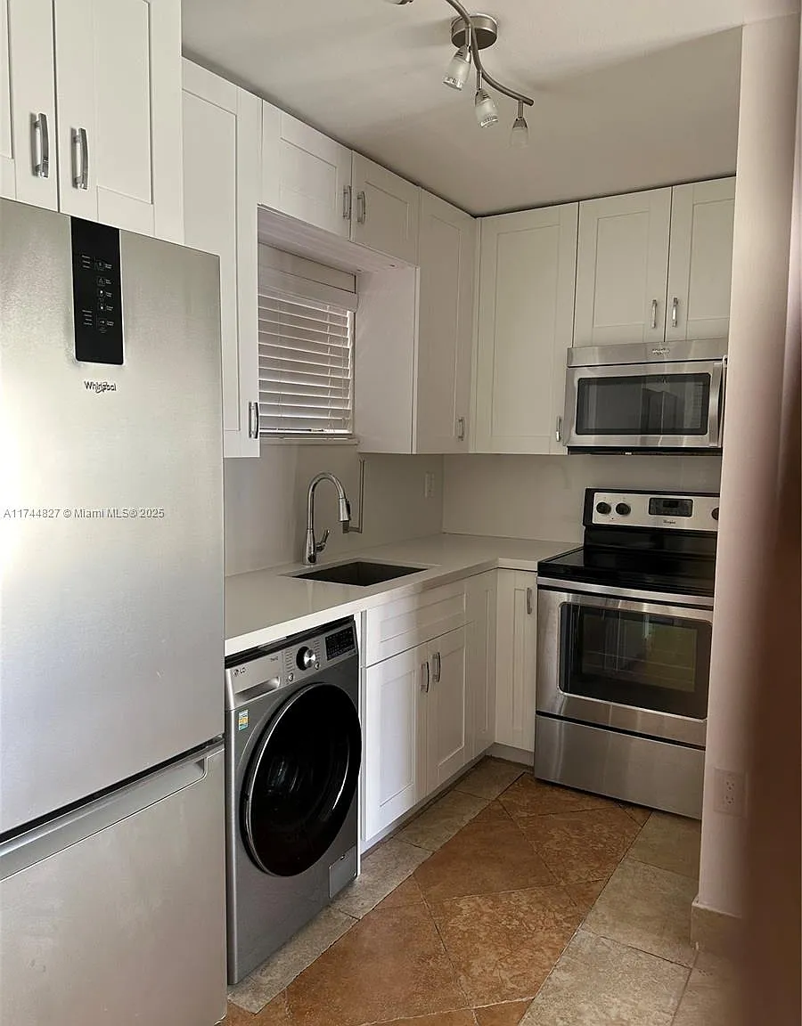 2 bed, 1.5 bath, 765 sqft, $2,500 — Photo 4
