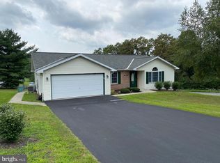 800 Pinewood Dr, Pottsville, PA 17901