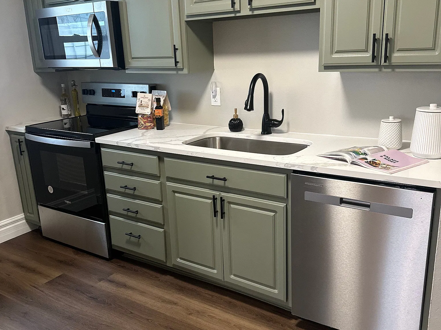 4 bed, 2.0 bath, 1300 sqft, $2,700 — Photo 2