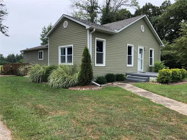 703 W Bond Ave, Patoka, IL 62875