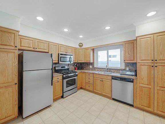 3rd image of 558 E Walnut St #1