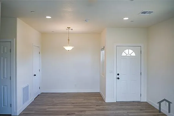 2 bed, 930 sqft, $1,930 — Photo 3