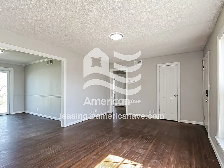 1298732_003_wm_-_living_room_13602998.jpg