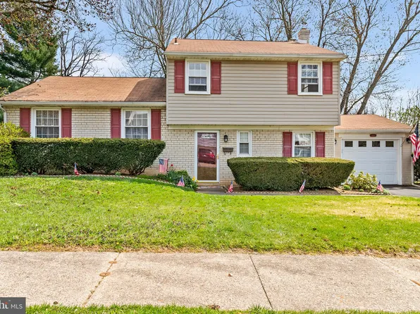 820 Adams Dr, Brookhaven, PA 19015