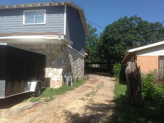 2nd image of 211 Colleen Dr #Upstairs