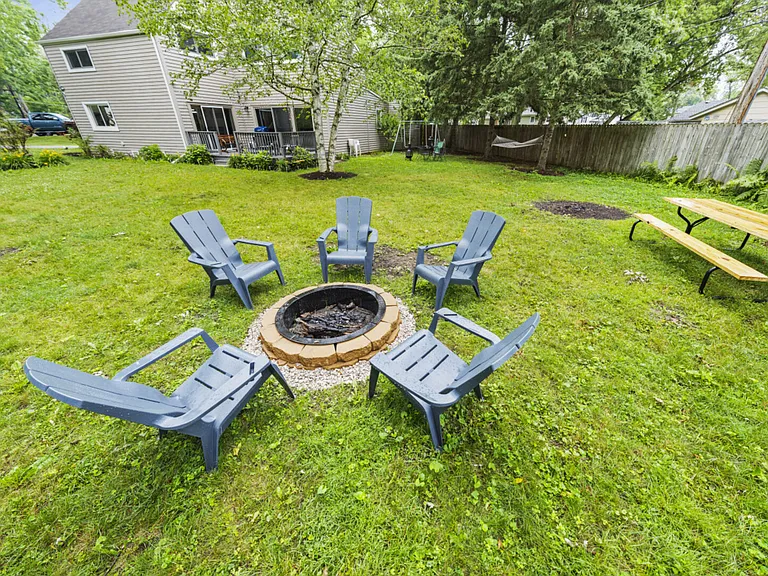 N Manor Ave — Photo 4