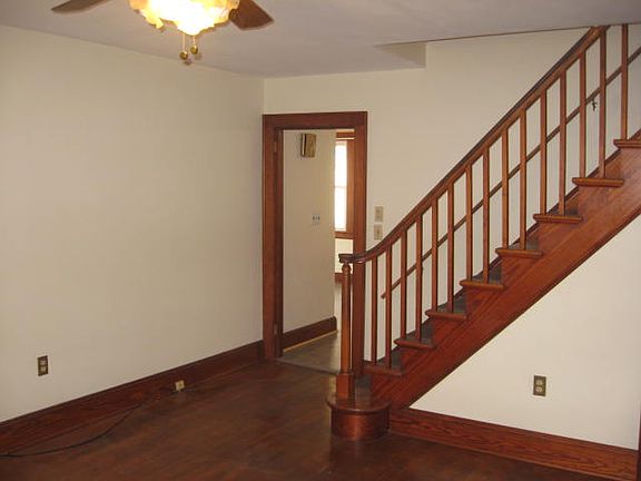 Living room & stairs to 2nd 
