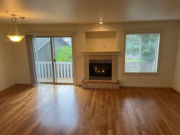 Living room w/gas fireplace
