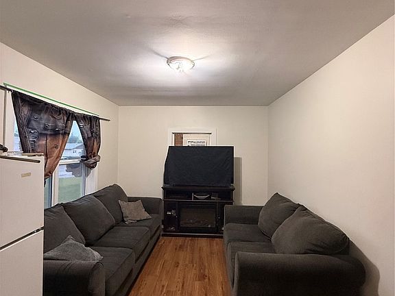 2nd image of 982 12th Street W