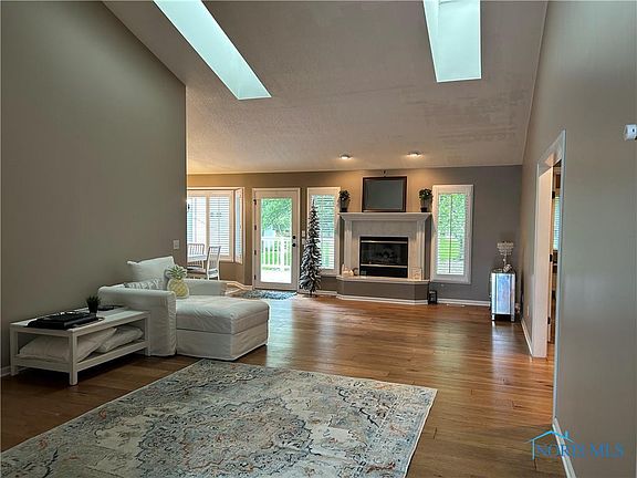 2nd image of 2209 Bonnie Ln