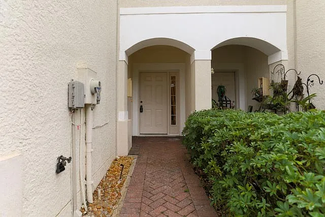 Available Nov 01 - Beautiful 3-bedroom, 2.5-bath townhome with attached garage in the heart of Na... — Photo 2
