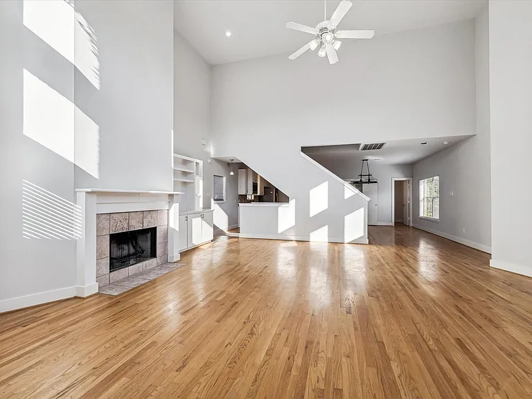 9710 Riddlewood Ln — Photo 2