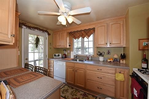 Kitchen with Breakfast Bar