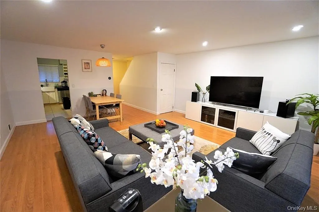 2 bed, 1.5 bath, 1270 sqft, $3,600 — Photo 4