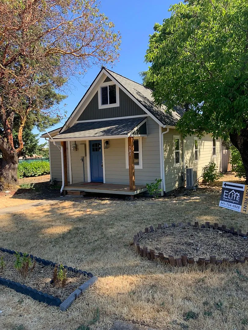 Available Now: 3 bedroom ~ 1 bath one level House on Corner Lot — Photo 1