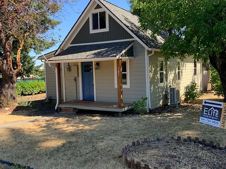 702 College St — Photo 1