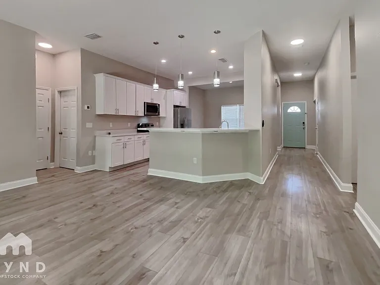 455 Brentwood Ct — Photo 2