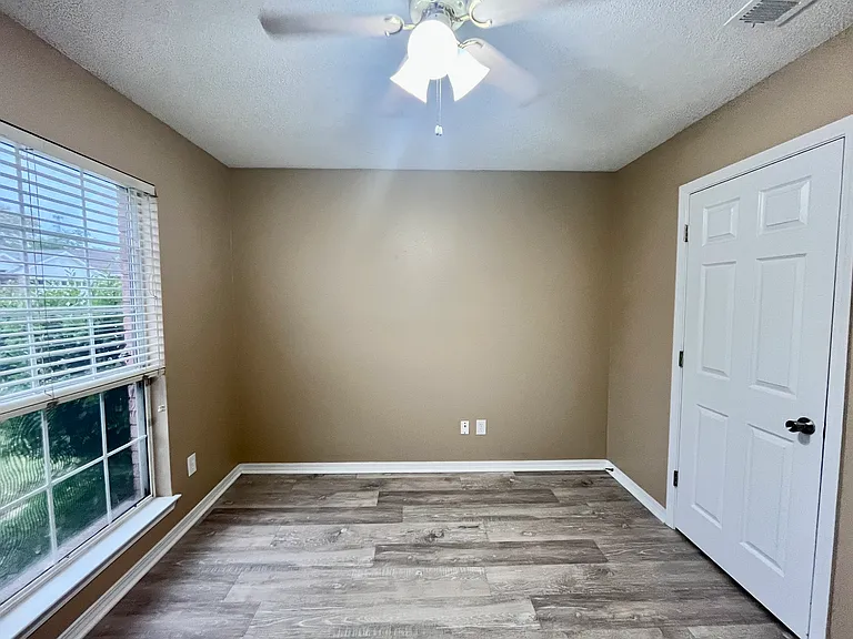 1232 Greystone Ln — Photo 32