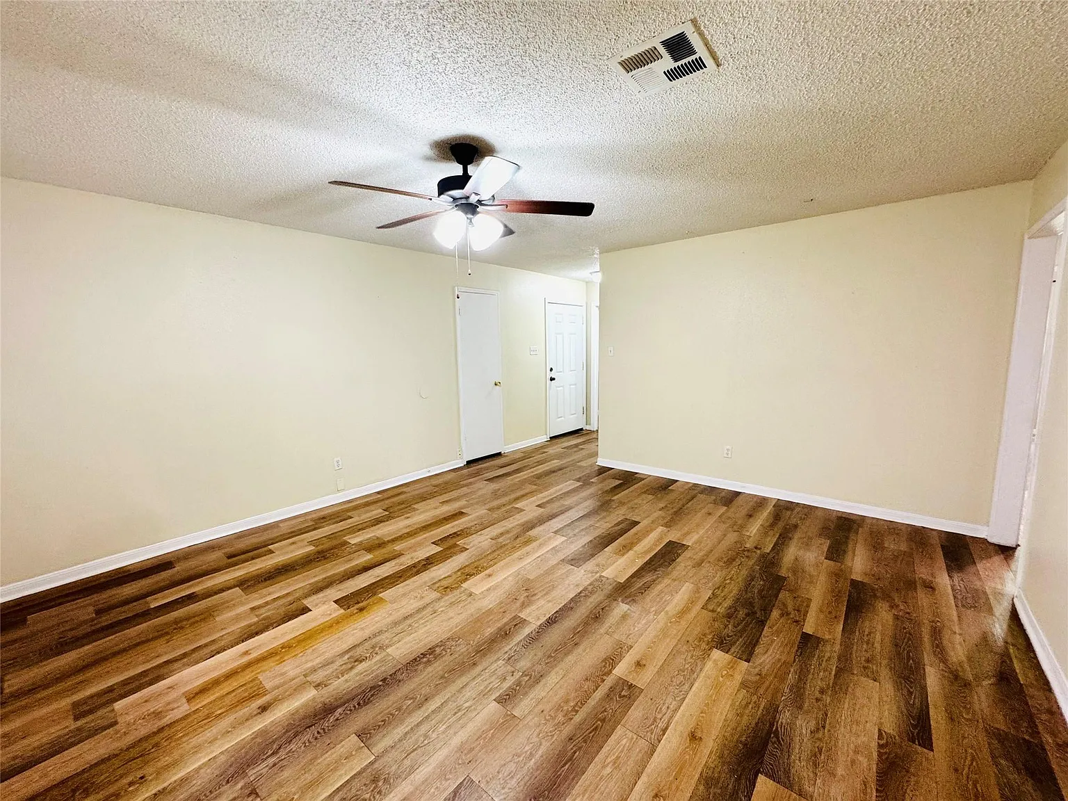 3 bed, 2.0 bath, 1247 sqft, $1,600 — Photo 3
