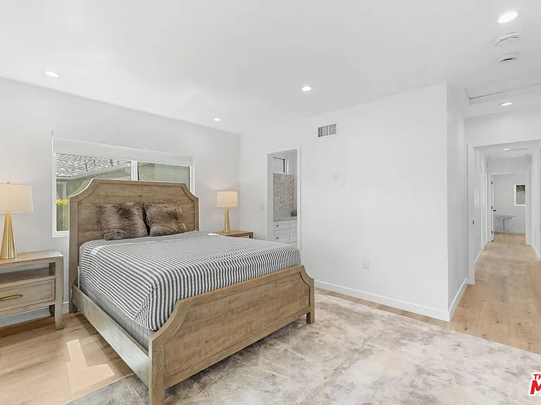 14642 Runnymede St — Photo 18