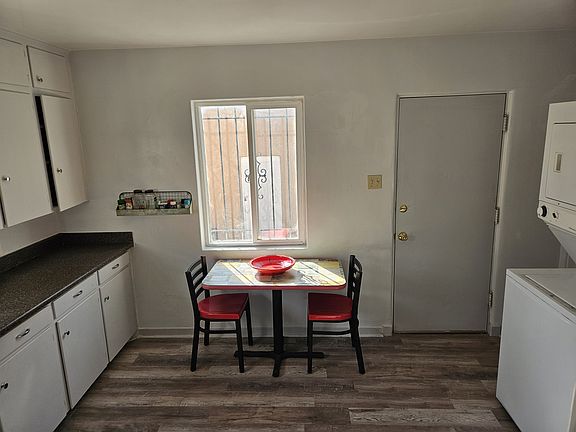 219 Kitchen, Table and Chairs can stay if needed.
