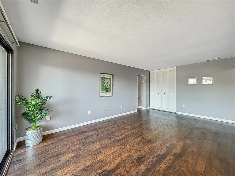 22 Shrewsbury Green Dr #I — Photo 10