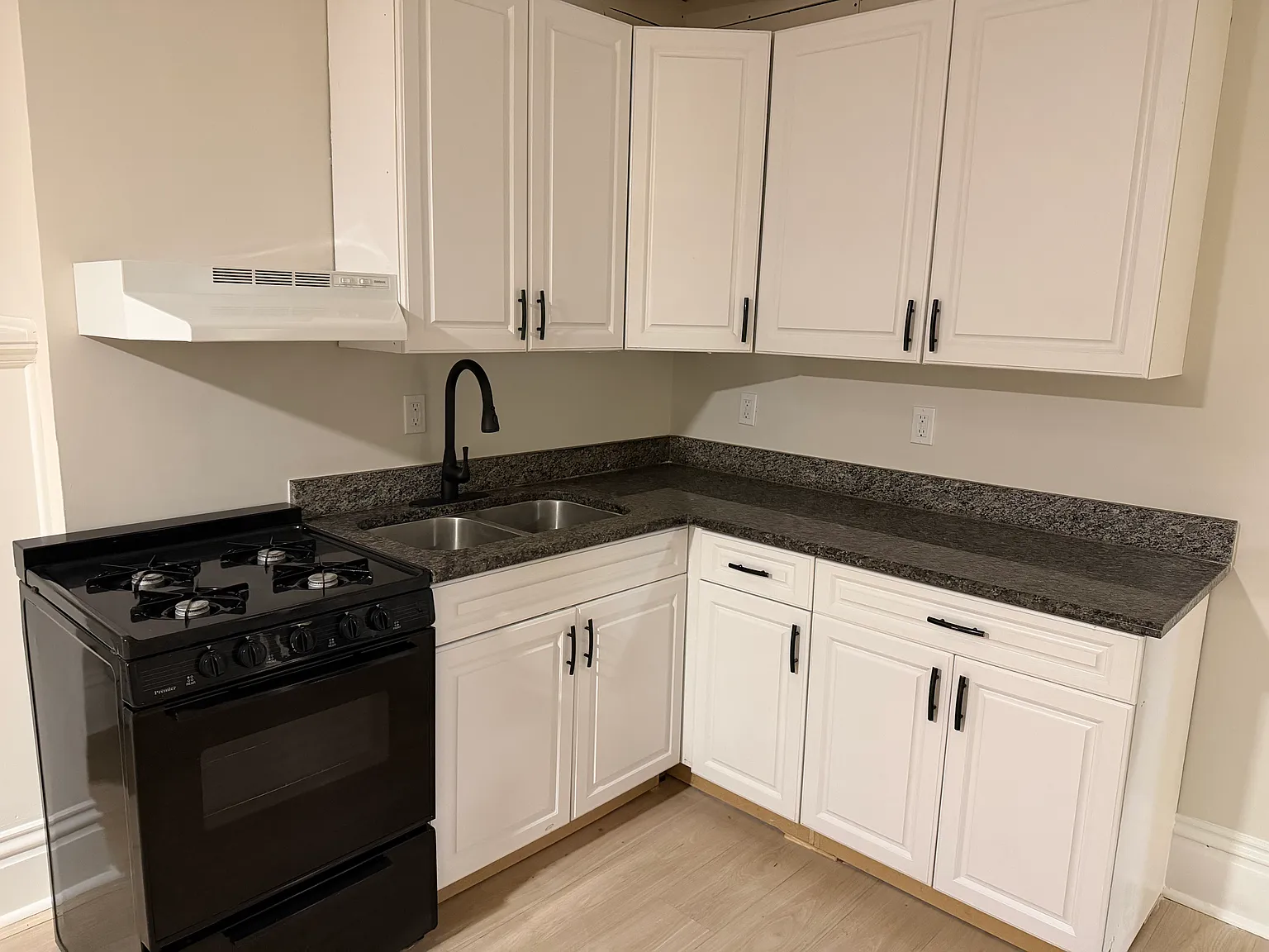105 Chicago Rd — Photo 1