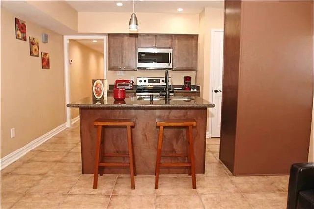 2 bed, 1.0 bath, 732 sqft, $1,400 — Photo 2