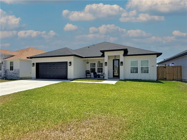 105 Traditions Dr, Rockport, TX 78382