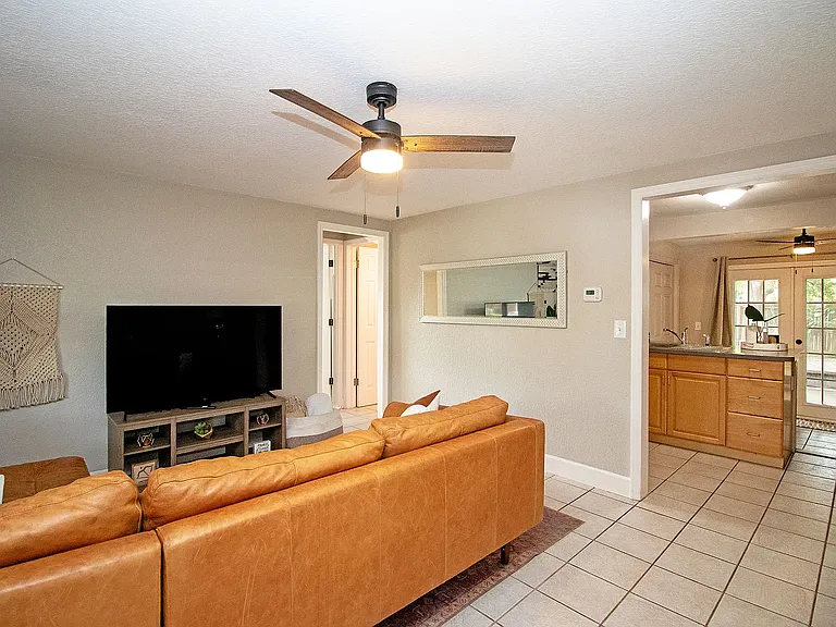 647 Dexter Dr — Photo 5