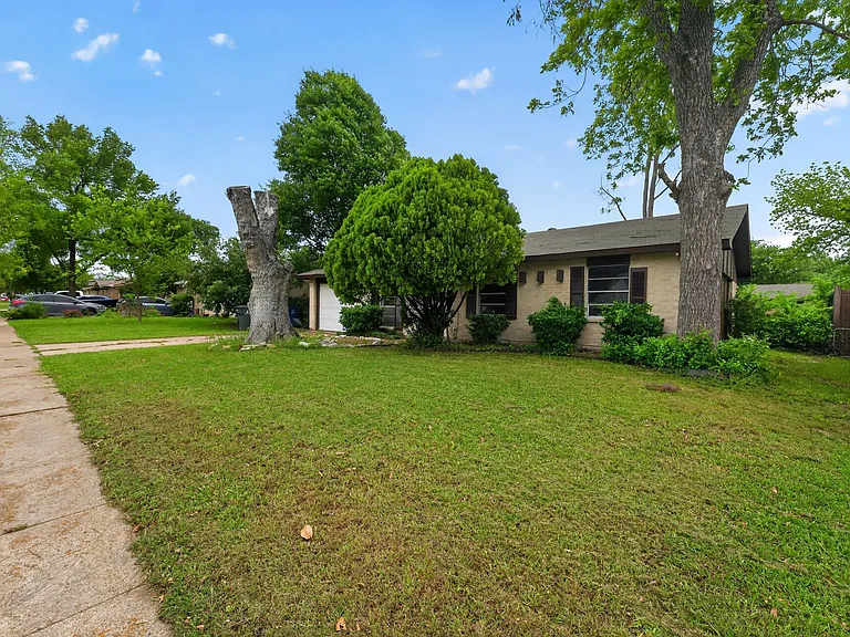 302 Independence Dr — Photo 4