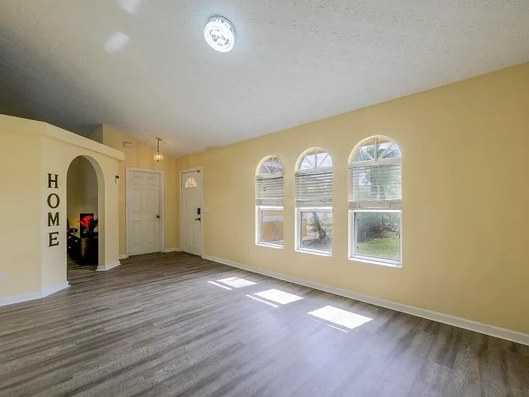 353 NW Ferris Dr — Photo 4