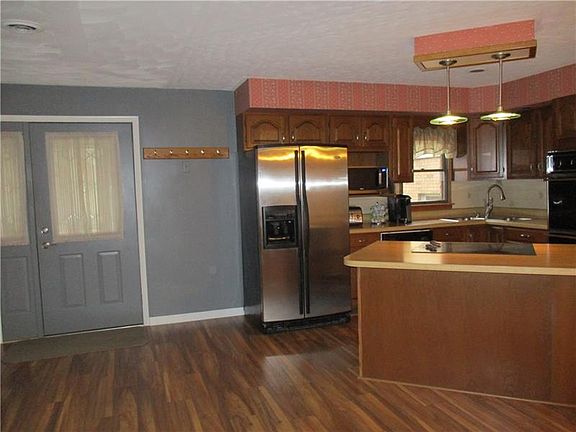 4th image of 294 Lou St