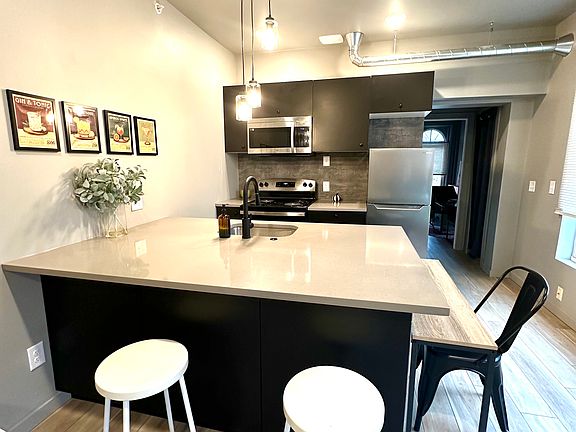Kitchen/kitchen island