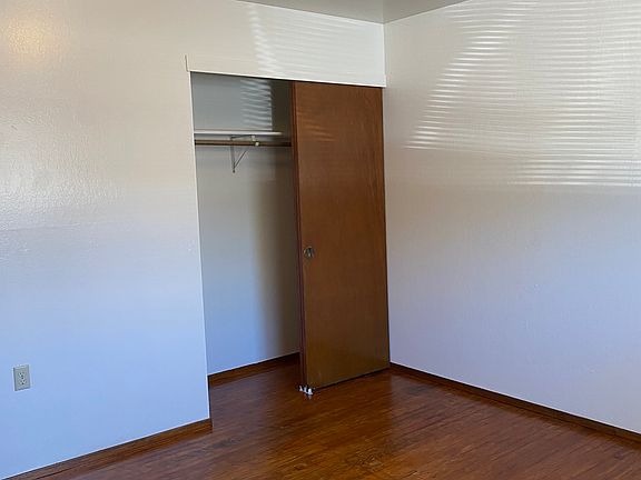 5th image of 623 Oak St