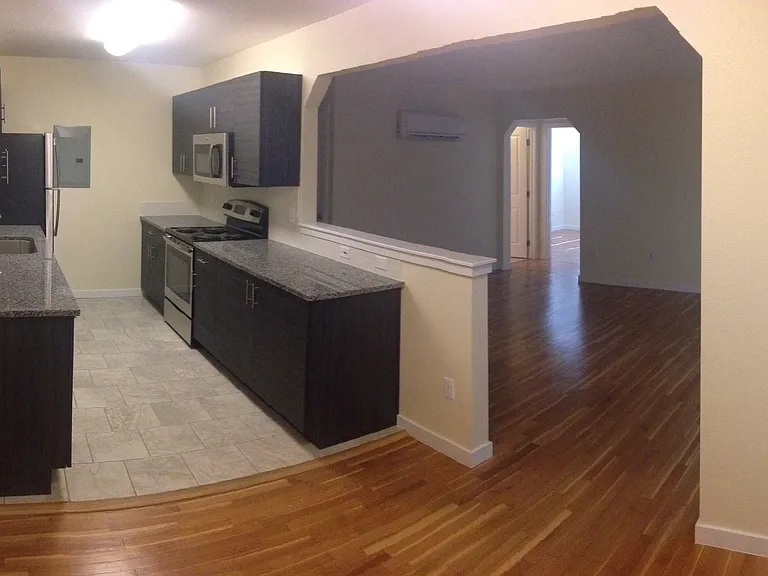 The most Beautiful Renovated Apartments - 1 block form Botanical Gardens — Photo 8