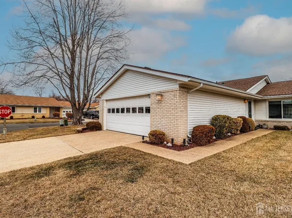 474 Fairton Dr #A, Monroe Township, NJ 08831